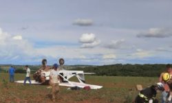 Avião cai, para de cabeça para baixo e deixa dois feridos em Palmeiras de Goiás Avião cai, para de cabeça para baixo e deixa dois feridos em Palmeiras de Goiás