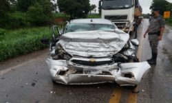 Colisão entre carro e caminhão mata quatro pessoas da mesma família na BR 070