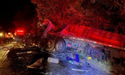 Bombeiros de São Miguel do Araguaia atuam em grave acidente entre ônibus e carreta na G0-164