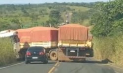 Colisão entre duas carretas na G0-506, em Pires Belo, deixa pista parcialmente interditada