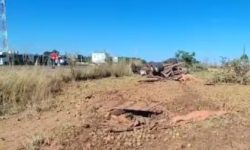 Caminhão carregado de laranjas capota e mata duas pessoas em Abadiânia