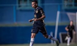 Jogador de futebol morre aos 22 anos em acidente após sair de aniversário, diz prefeitura