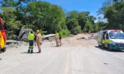 Acidente entre dois caminhões e carro mata motorista e interdita a BR-414, em Corumbá de Goiás