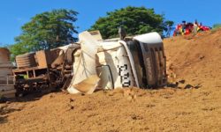 Acidente na GO-309 deixa motorista ferido em capotamento próximo a Água Limpa