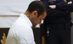 Daniel Alves é condenado a 4 anos e 6 meses de prisão por estupro em boate de Barcelona, na Espanha Daniel Alves é condenado a 4 anos e 6 meses de prisão por estupro em boate de Barcelona, na Espanha