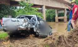 Dois homens morrem após caminhonete colidir com caminhão e cair de ponte e na GO-215, em Edealina