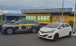 Dupla que roubava benefícios de vítimas é presa com documentos falsos, dinheiro e carro furtado na BR-050