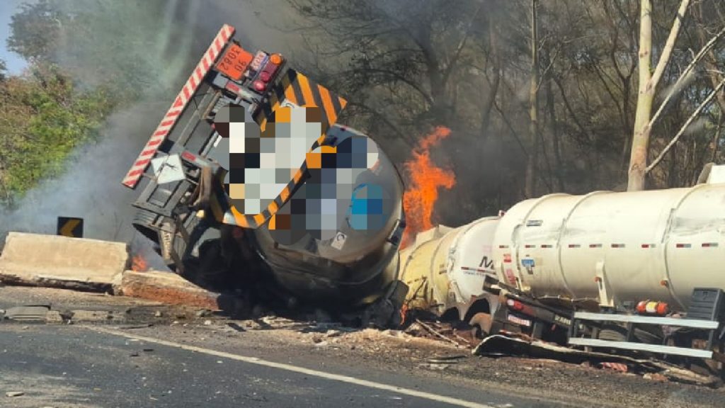 Grave acidente entre duas carretas na BR-050 em Araguari deixa pistas ...