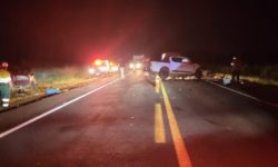 Colisão frontal entre caminhonetes mata dois motoristas na BR-414, em Abadiânia