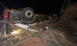 Caminhoneiro e passageira morrem após veículo tombar na BR-354, em Rio Paranaíba