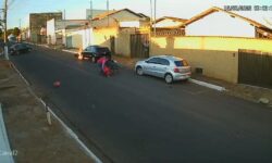 VÍDEO: Moto e carro pegam fogo em segundos após colisão; mulher e criança são atingidas VÍDEO: Moto e carro pegam fogo em segundos após colisão; mulher e criança são atingidas