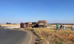 Caminhão com três reboques tomba e espalha carga de calcário na BR-354, em Rio Paranaíba