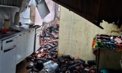 Incêndio em residência deixa um homem morto e uma mulher ferida em Indianópolis Incêndio em residência deixa um homem morto e uma mulher ferida em Indianópolis