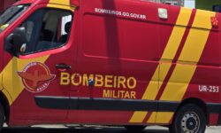 Colisão entre carro e duas motocicletas deixa dois feridos no Centro de Catalão Colisão entre carro e duas motocicletas deixa dois feridos no Centro de Catalão