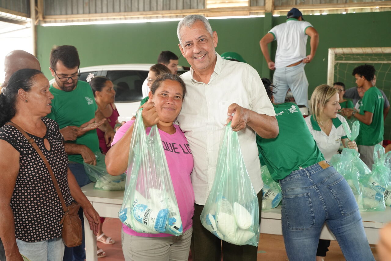  Entrega de leite pasteurizado no Centro de Convivência da Terceira Idade. (Foto:Pedro Araújo/Secom-Prefeitura de Catalão)