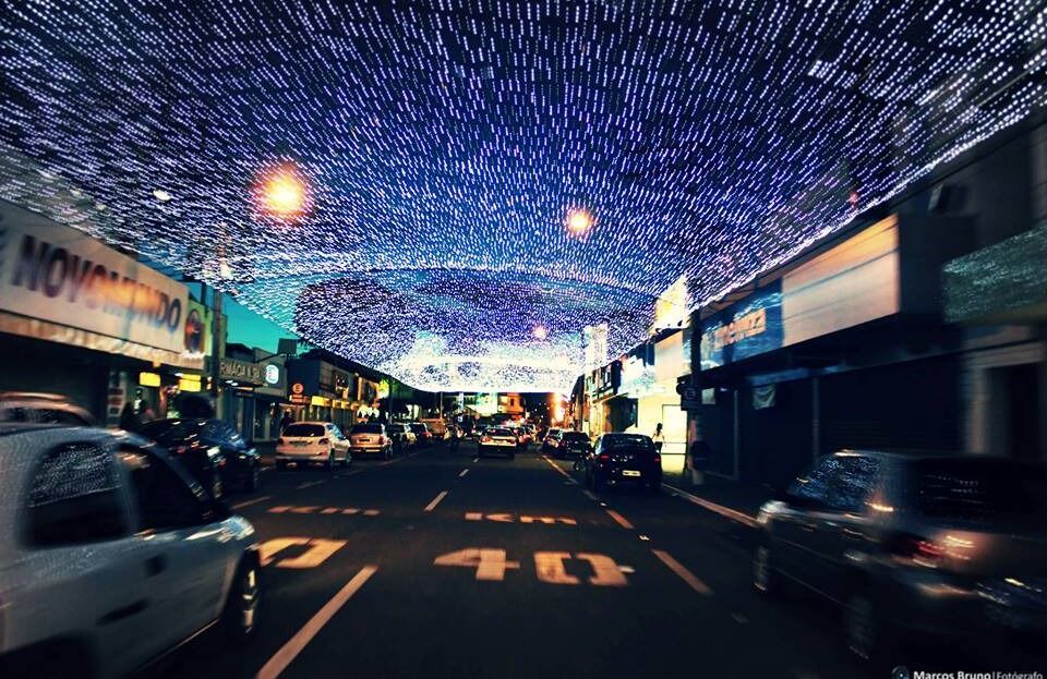 Túnel de Luz instalado em anos anteriores na Avenida 20 de Agosto, em Catalão. (Foto: divulgação/Prefeitura de Catalão)