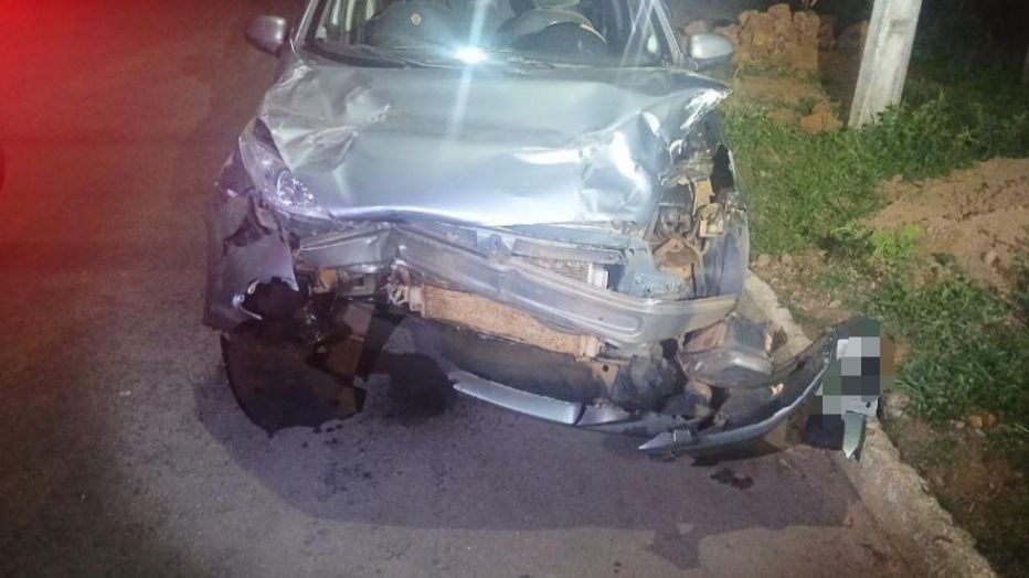  Veículo ficou danificado após a batida. (Foto: Polícia Militar)