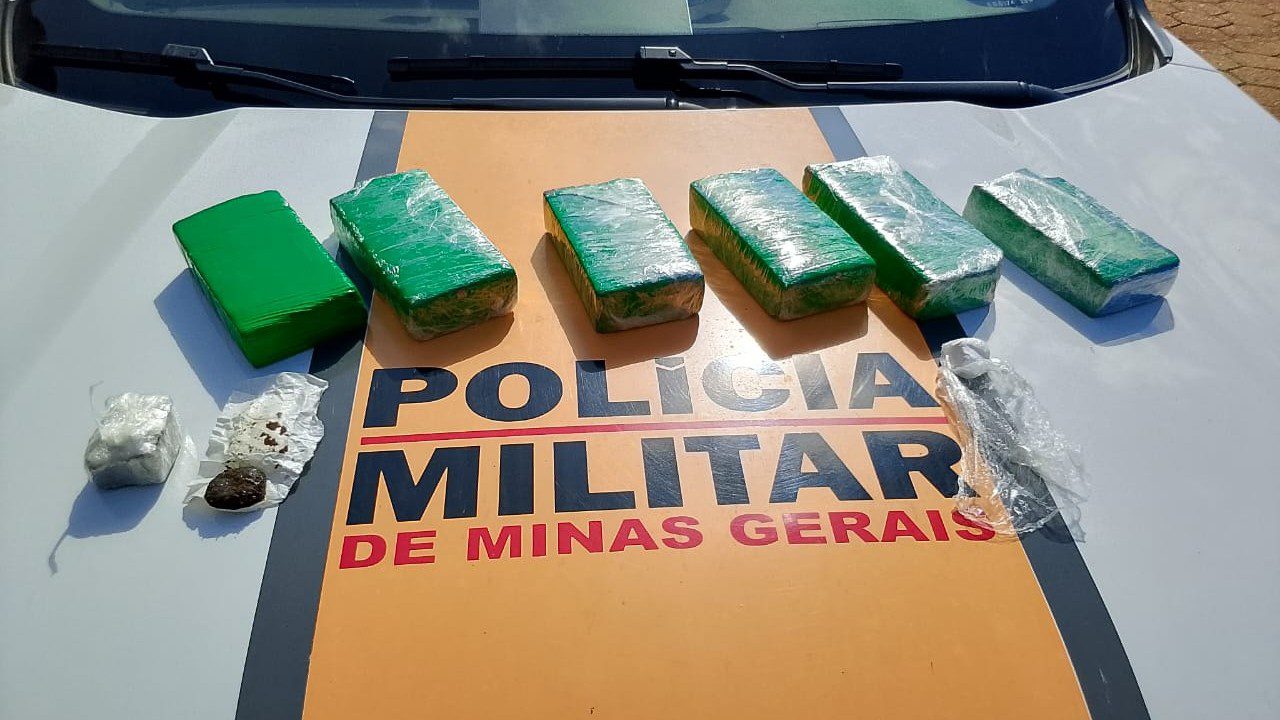 Equipe do Grupamento Rodoviário apreendeu barras de maconha e porções de cocaína e haxixe durante a abordagem. (Foto: divulgação/PMMG)