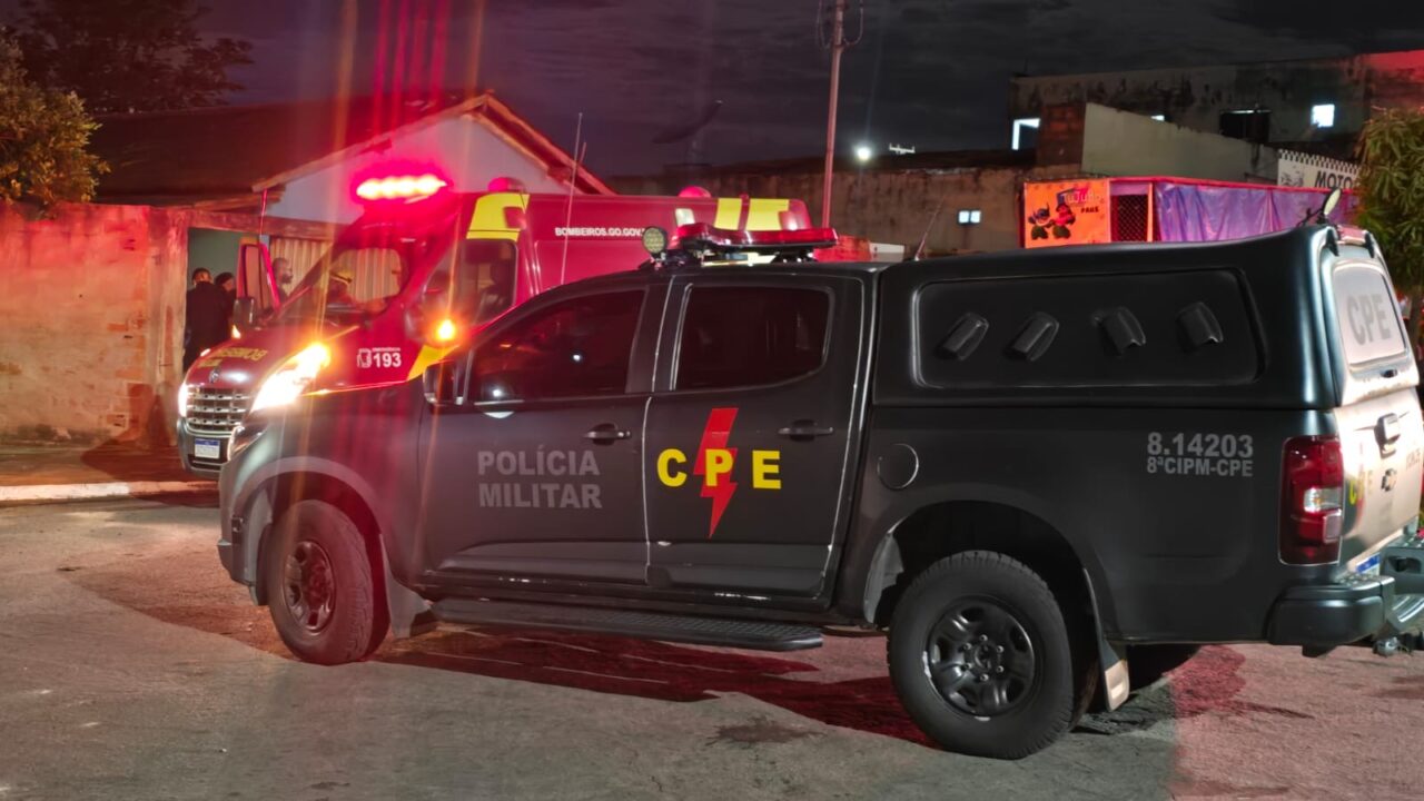  Local onde a vítima foi encontrada na entrada da residência. (Foto: Zap Catalão)