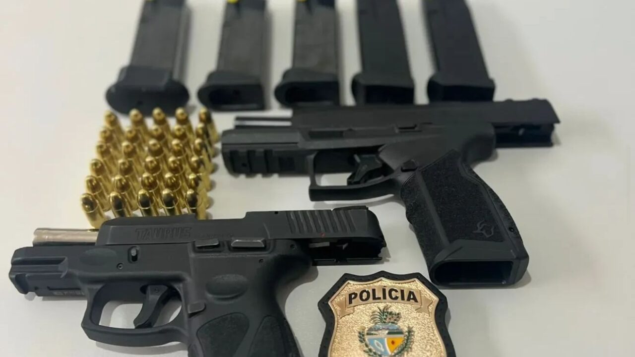 A Polícia Civil apreendeu duas pistolas, munições e carregadores durante a ação. (Foto: divulgação/Polícia Civil)