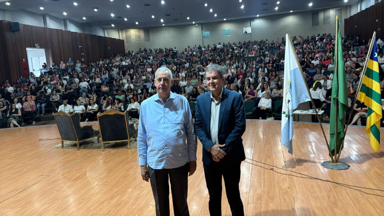 Prefeito Velomar Rios acompanhado do secretário de educação de Catalão, Prof. Adilson Ciríaco (Foto: Zap Catalão)