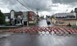 Buraco interdita cruzamento da Avenida Raulina Fonseca Paschoal com Rua João Cerqueira Netto, em Catalão