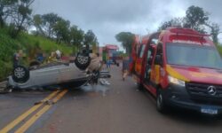 Acidente entre carreta e carro deixa três idosos feridos na BR-364, em Mineiros