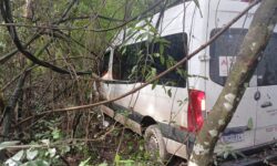 Van da Prefeitura de Douradoquara sai da pista na MG-190 e deixa seis feridos em Monte Carmelo