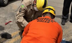 Adolescente fica ferido após acidente entre moto e bicicleta no Castelo Branco II, em Catalão Adolescente fica ferido após acidente entre moto e bicicleta no Castelo Branco II, em Catalão