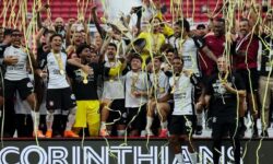 Corinthians vence o Flamengo por 2 a 0 no Mané Garrincha, conquista a Supercopa do Brasil e levanta o primeiro título da temporada