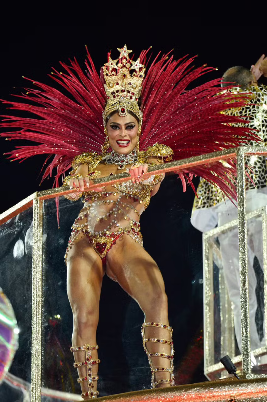 Juliana Paes é a Rainha de Bateria da Viradouro — Foto: Brazil News