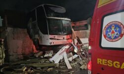 Ônibus desgovernado atinge escritório e deixa dois feridos em Uberaba Ônibus desgovernado atinge escritório e deixa dois feridos em Uberaba