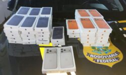 PRF apreende 57 celulares escondidos em compartimento oculto na BR-153, em Itumbiara
