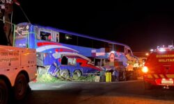 Ônibus com fiéis bate em carreta e deixa dois mortos e mais de 30 feridos na BR-050, em Uberaba