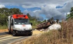 Caminhão carregado com grãos tomba e mobiliza equipes de resgate em Rio Quente