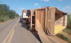 Carreta carregada com milho tomba após colisão na MGC-354, em Guarda-Mor Carreta carregada com milho tomba após colisão na MGC-354, em Guarda-Mor