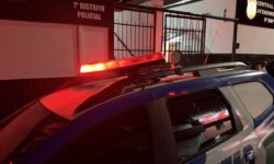 Homem é conduzido à delegacia após desacatar policiais e responder por ameaça, resistência e injúria racial em Catalão