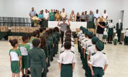 Entrega de uniformes beneficia cerca de 330 alunos em escola municipal de Marzagão Entrega de uniformes beneficia cerca de 330 alunos em escola municipal de Marzagão