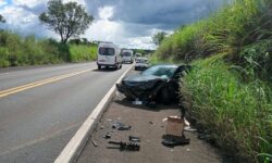 Colisão entre caminhão bi-trem e carro deixa duas pessoas feridas na BR-364, em Mineiros