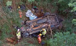 Motorista morre após bater caminhonete em mureta e cair de ponte na BR-262, em Uberaba
