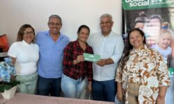 Anhanguera realiza entrega de cartões sociais em parceria com Governo de Goiás Anhanguera realiza entrega de cartões sociais em parceria com Governo de Goiás