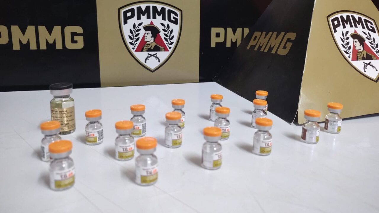  Medicamentos e produtos foram apreendidos durante fiscalização da PMRv em Coromandel. (Foto: divulgação/PMRv) 