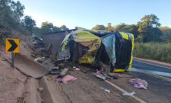 Caminhão carregado com bananas tomba na MGC-462 e motorista fica ferida em Patrocínio
