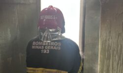 Incêndio atinge residência em Araguari e mobiliza Corpo de Bombeiros