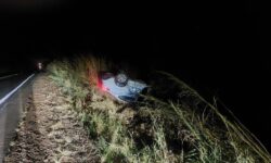 Carro capota após tentativa de ultrapassagem proibida na MG-188, em Coromandel Carro capota após tentativa de ultrapassagem proibida na MG-188, em Coromandel