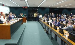 Comissão da Câmara aprova PEC que prevê fim da escala 6×1; texto vai ao Plenário Comissão da Câmara aprova PEC que prevê fim da escala 6×1; texto vai ao Plenário