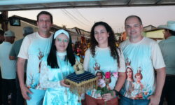 Cerimônia da Entrega da Coroa oficializa festeiros da Festa do Rosário 2027 em Ouvidor Cerimônia da Entrega da Coroa oficializa festeiros da Festa do Rosário 2027 em Ouvidor