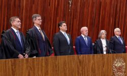 Chefes dos Três Poderes participam da posse de Nunes Marques no TSE Chefes dos Três Poderes participam da posse de Nunes Marques no TSE