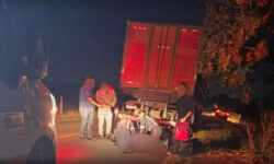 Motociclista morre após bater na traseira de caminhão parado em estrada vicinal de Ituiutaba; motorista é preso