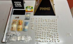 Operação conjunta da PM e Polícia Civil prende dois suspeitos por tráfico de drogas em Coromandel Operação conjunta da PM e Polícia Civil prende dois suspeitos por tráfico de drogas em Coromandel